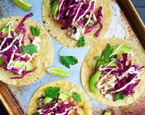 Fisch grillen - Kabeljau grillen auf Tacos servieren mit Avocado und Rotkrautsalat