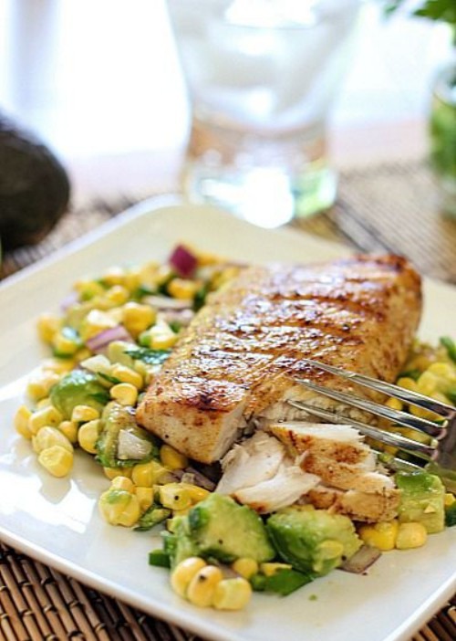 Fisch grillen – Makrele mit Avocado-Mais-Salsa