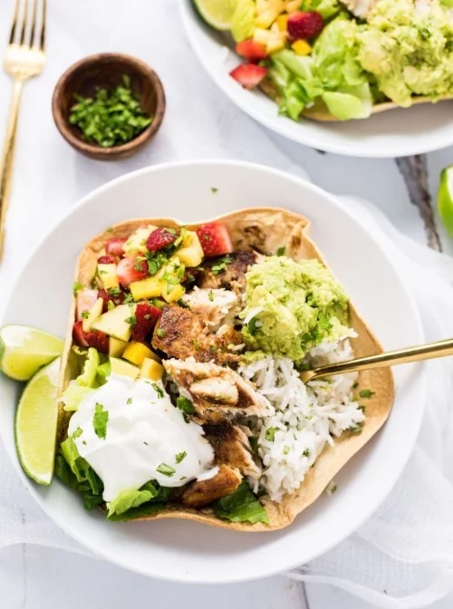 Fisch grillen – auf Tacos in Schüsseln serviert mit Obst-Gemüse-Salat