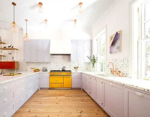 Flieder Farbe in der Küche Küchenschränke in hellem Fliederton großer sonniger Raum 