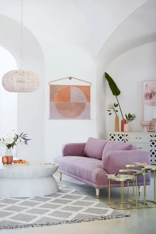 Flieder Farbe letzter Farbtrend Flieder Sofa Highlight mit grauem Teppich gepaart