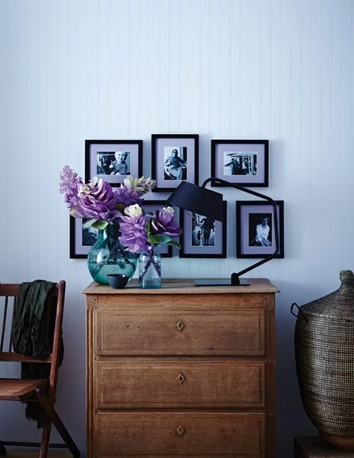 Flieder in Vase vor einem blauen Hintergrund Fotowand Kommode