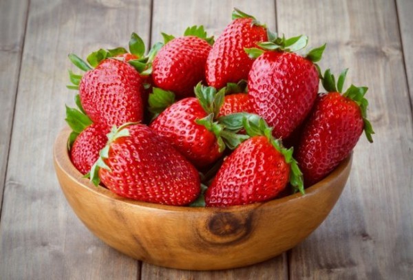 Frische Erdbeeren schmecken gut sind gesund Superfood für Leute über 50