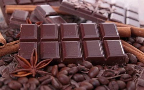 Gesunde Lebensmittel dunkle Schokolade für Genießer schmeckt vorzüglich gut für Gehirn und Seele