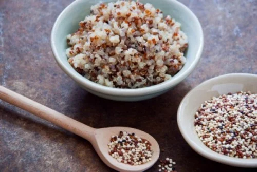 Gesunde Lebensmittel für Vegetarier Quinoa Samen gesund und lecker