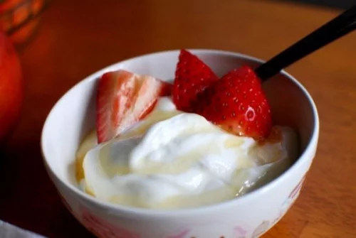 Gesunde Lebensmittel griechischer Joghurt mit Erdbeeren schmeckt köstlich ist gesund