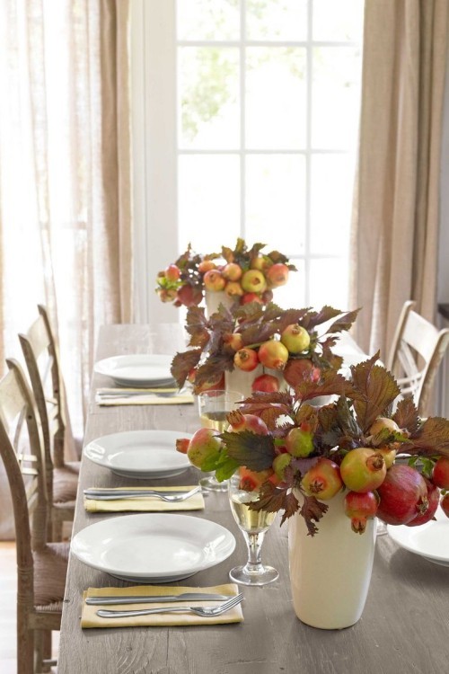 Herbstdeko basteln Vasen mit Zeigen Granatäpfel auf dem Esstisch