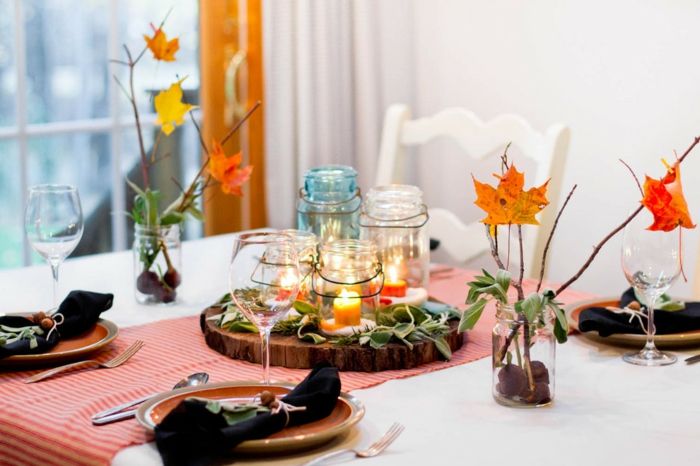 Herbstdeko basteln mit bunten Blättern und Kerzen den Esstisch dekorieren
