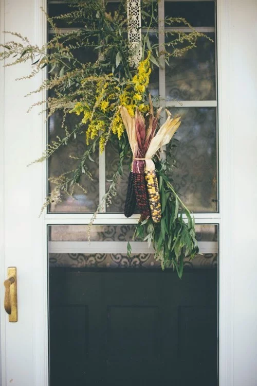 Herbstdeko kreative Ideen - die Tür mit Gaben der Natur schmücken 