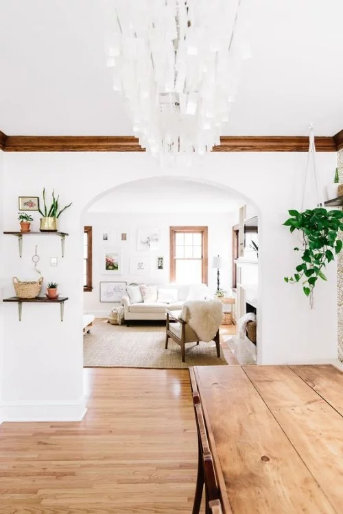 Holzboden Holzesstisch weiße Wände sehr ansprechendes Ambiente im Wohn-und Esszimmer 