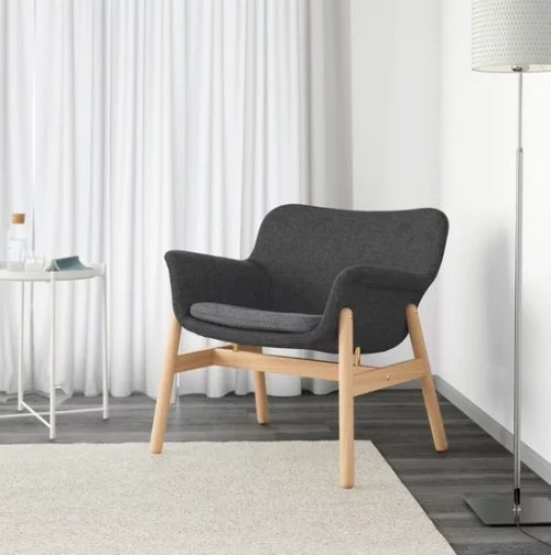 Ikea Katalog 2019 Vedbo Armchair helles Holz schwarze Samtpolsterung