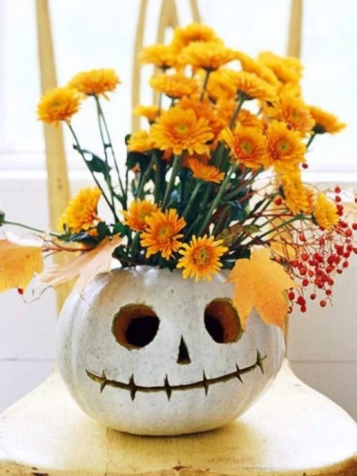 Kürbis Blumentopf bemalen zu Halloween einen Gruseleffekt erzeugen