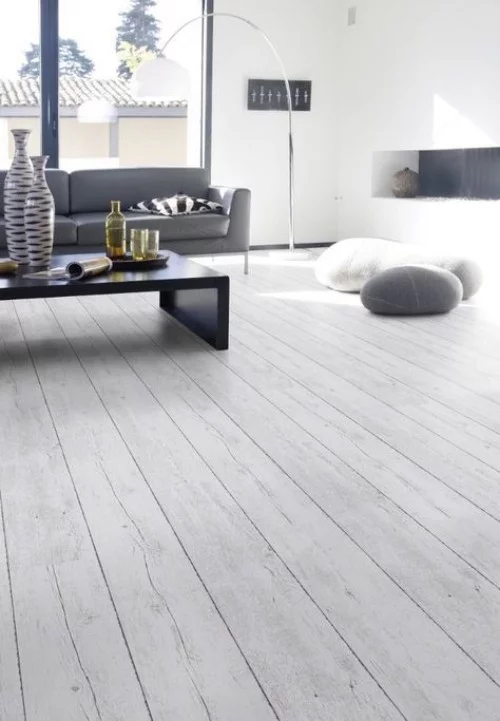 Modernes Wohnzimmer Grau dominiert Sitzkissen Bodenlampe hellgrau gestrichene Holzdielen WOW Effekt