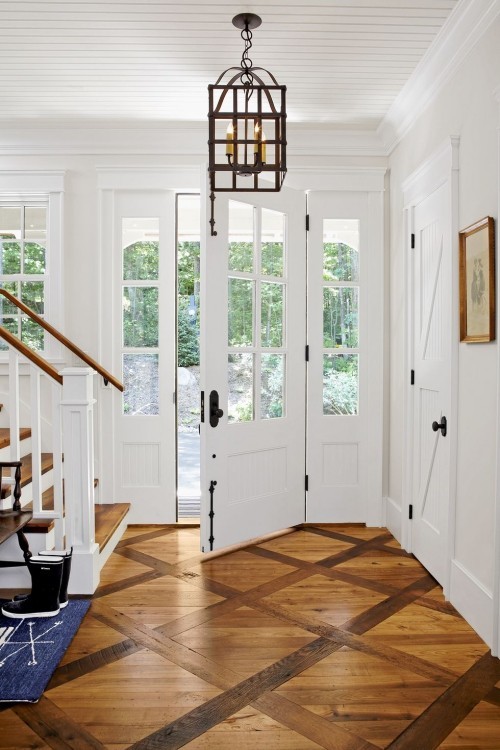 Schön gestalteter Eingangsbereich gemusterter Holzboden weiße Wände im Kontrast