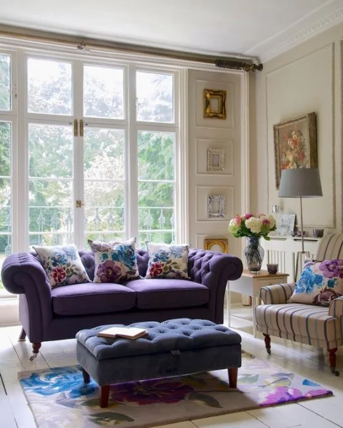 Sofa in Flieder Farbe passende Deko Kissen helles Wohnzimmer gut dekoriert