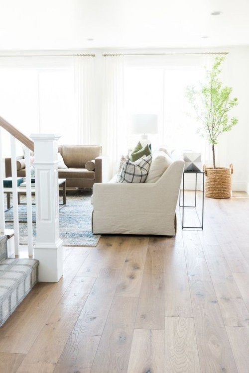 Trendiger Holzboden modernes Wohnzimmer strahlt Wärme und Charme aus
