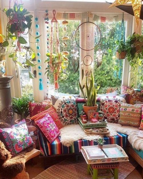 Warme Farben Ethno-Elemente und grüne Zimmerpflanzen in der Raumgestaltung Style Indian Summer