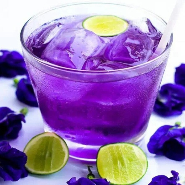 blaues getränk violett eistee mit zitrone