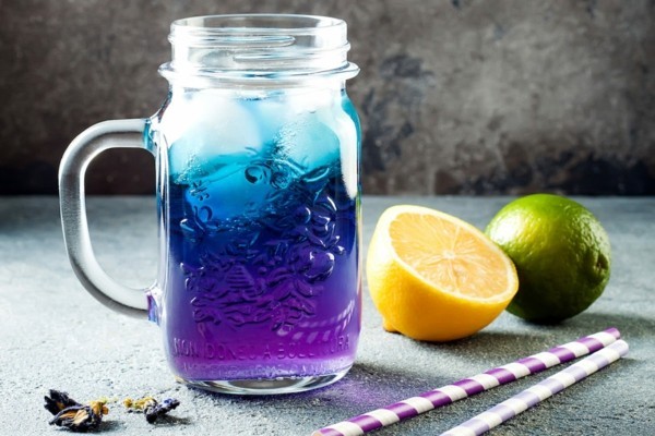 cooles blaues getränk mit zitrone