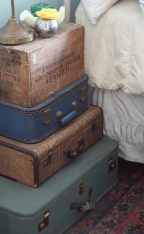 diy nachttisch antike koffer