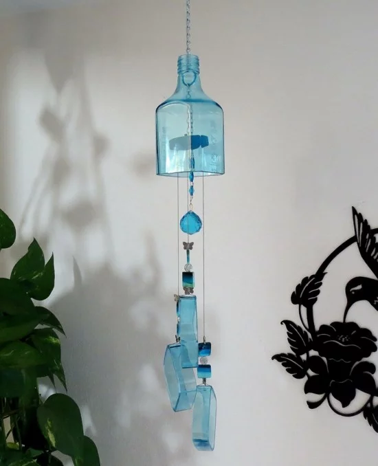 DIY Windspiel aus Glasflasche in Blau 