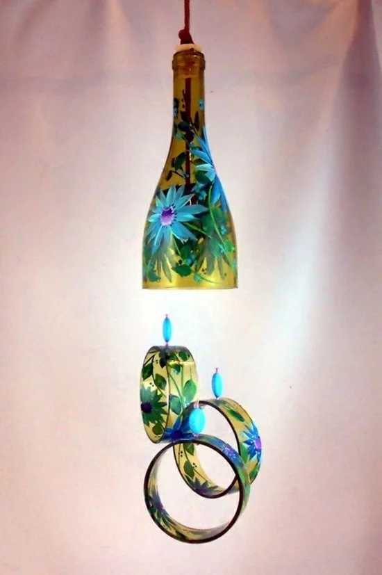 Deko-Windspiel aus Glasflasche mit Blumenmotiven 