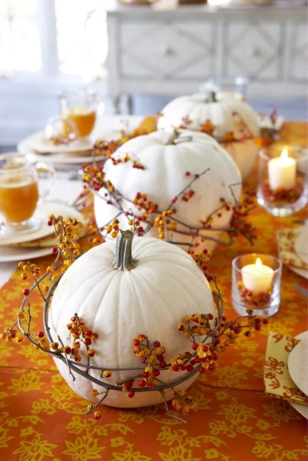 Herbstdeko aus Naturmaterialien selber machen - Tischdeko mit weißen Kürbissen 