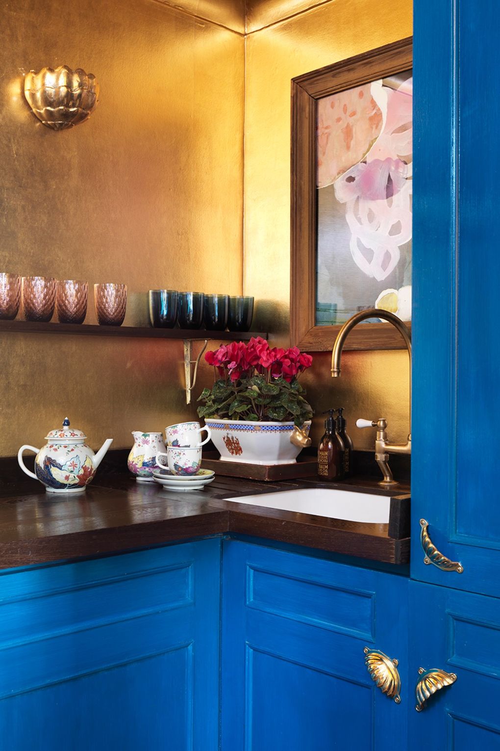 küchenarbeitsplatte braune farbe und blaue vertikale oberflächen