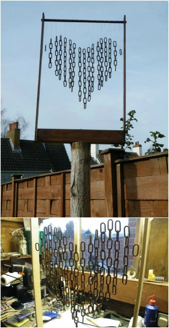 Kunstwerk Herz im Garten aus metallenen Ketten