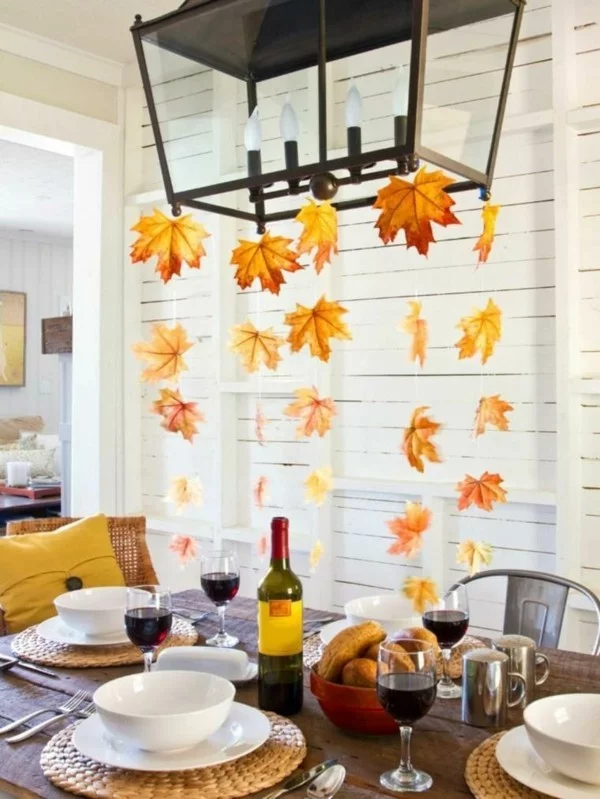 dezente Tischdeko mit hängenden Herbstblättern 