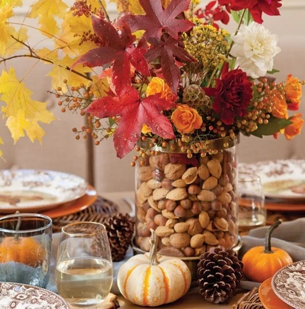 Herbstdeko aus Naturmaterialien selber machen - Herbststrauß in der Vase voller Nüsse
