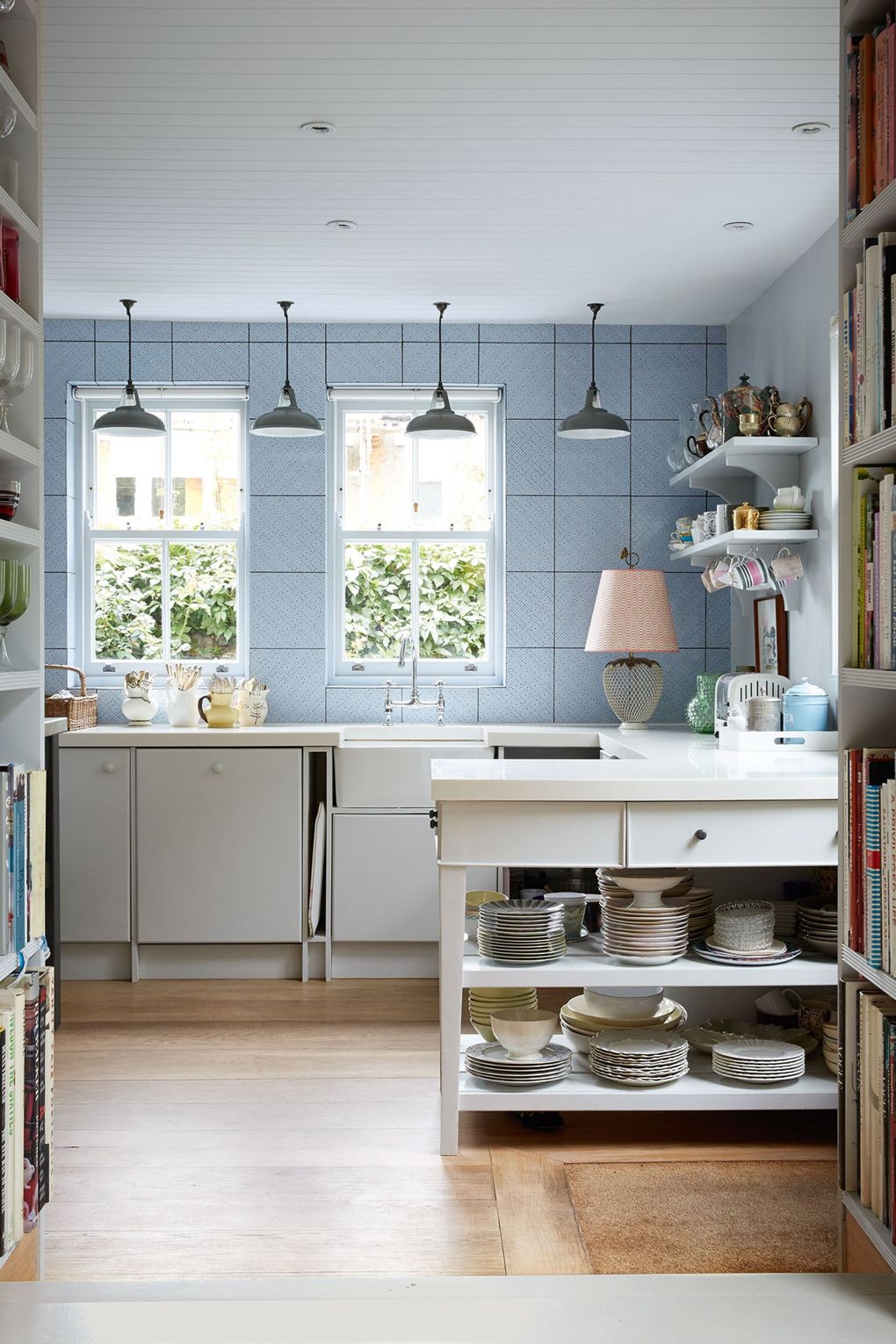 weiße und hellblaue wände küchenarbeitsplatte