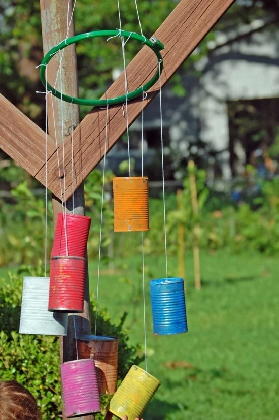 DIY Windspiel mit bunt bemalten Blechdosen