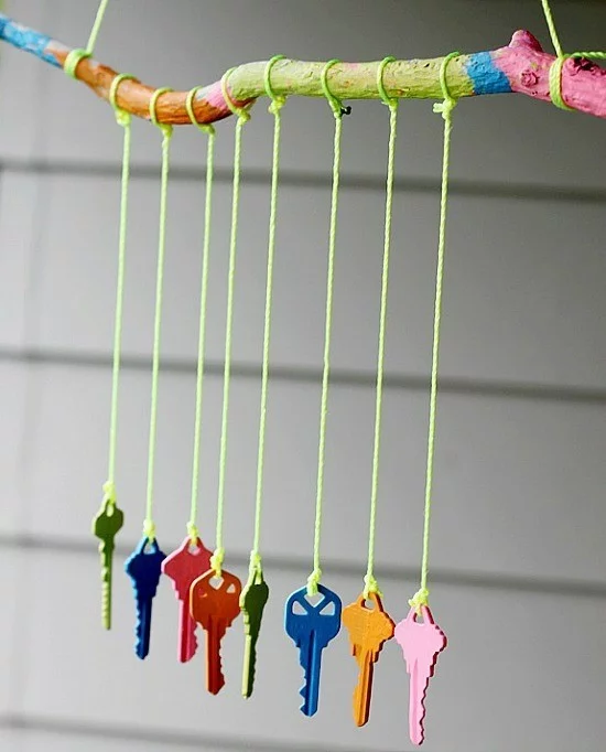 buntes DIY Windspiel mit Schlüsseln