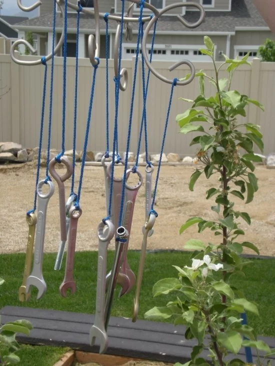originelles Windspiel im Garten aus Werkzeugen 