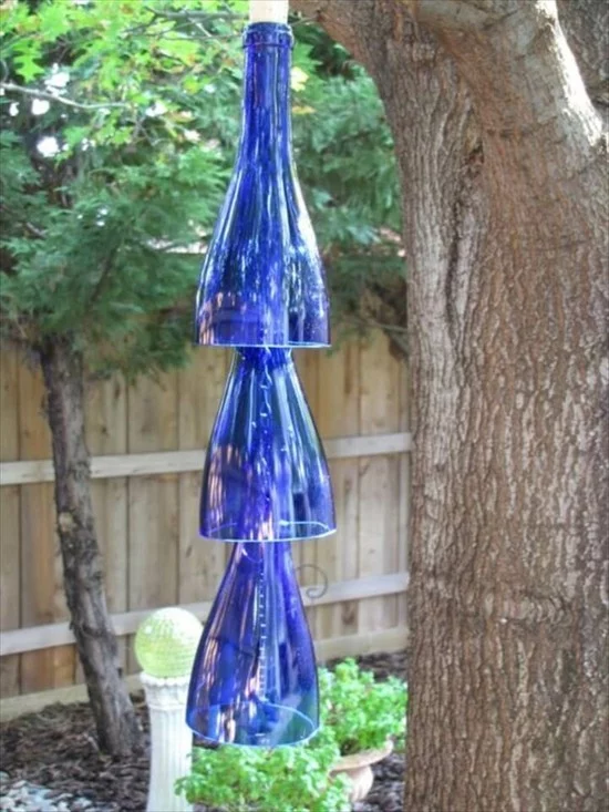 DIY Windspiel aus drei blauen Glasflaschen 