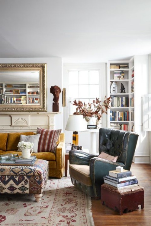 Alte Möbel viele Farben etwas überladen wirkend Wohnzimmer im Landhausstil