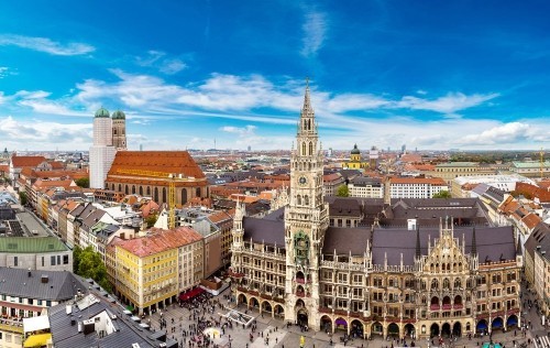 Ausgewählte Reiseziele im September Deutschland München Marienplatz Frauenkirche