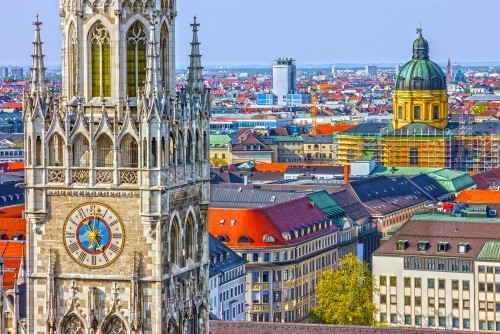 Ausgewählte Reiseziele im September Kirchturm Frauenkirche Marienplatz Panoramablick über München