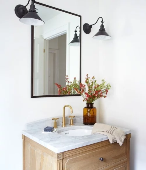 Badezimmer eine Ecke Waschtisch Spiegel Lampen Blumen wichtige Raumdetails
