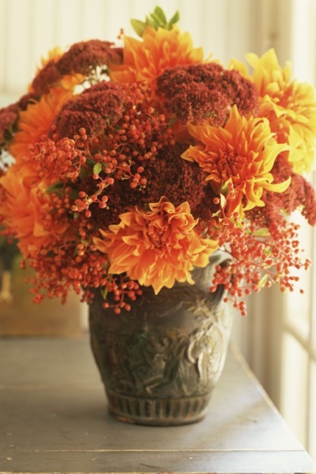 Chrysanthemen in warmen Herbsttönen antike Vase