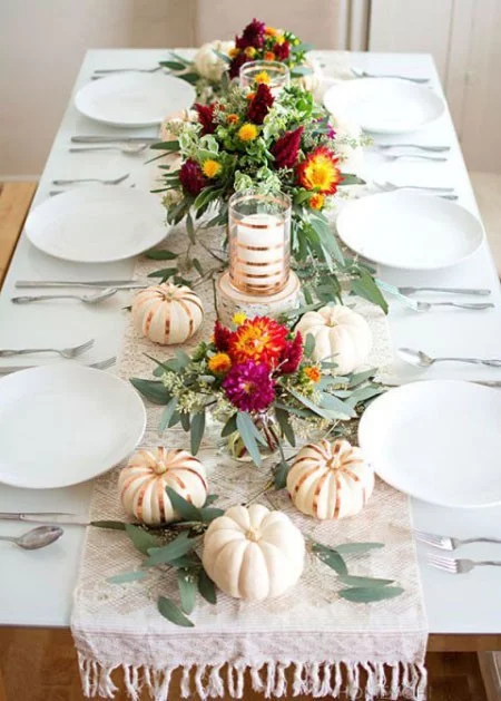 Festliche Tischdeko im Herbst schönes herzstück mit Kürbissen Kerzen Glitzer