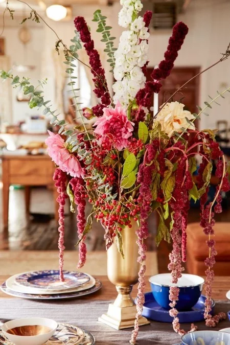 Festliches Blumenarrangement Vase schöne Tischdeko im Herbst