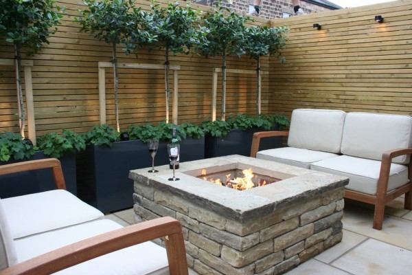 Feuerstelle aus Stein sehr stabil gebaut im kleinen Garten bequeme Outdoor-Möbel