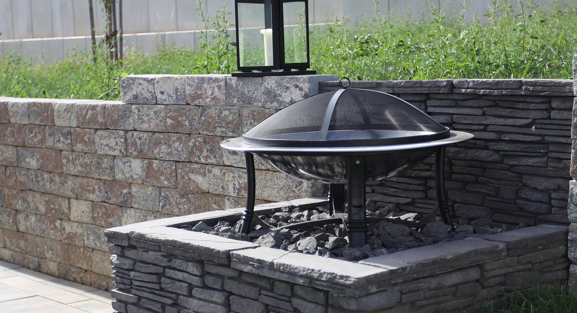 Feuerstelle im Freien sorgt für mehr Wärme und Gemütlichkeit draußen