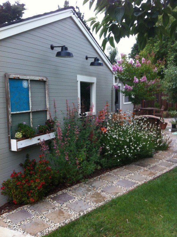Garage Fensterbrett als Blumenkasten den Landhausstil betonen