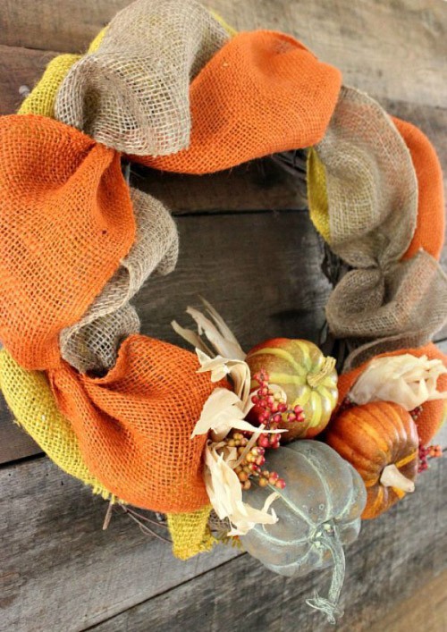 Herbstkranz basteln bunte Schleifen kleine Kürbisse in warmen Farben einzigartiger Look