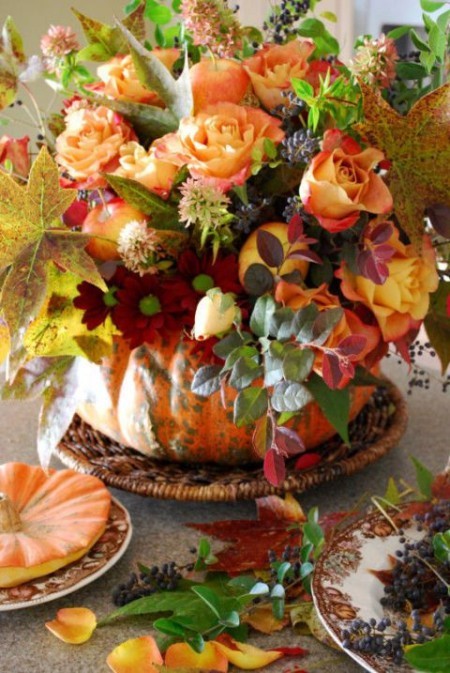 Kürbis als Vase viele bunte Blumen Tischdeko im Herbst