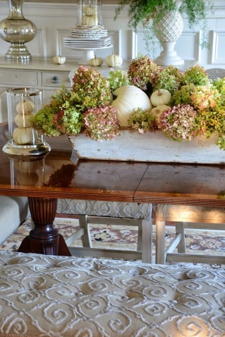 Kürbisse und Hortensien machen hier rustikale Tischdeko aus