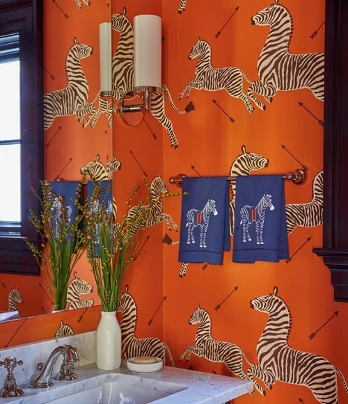 Raumdetails Badezimmer grelle Farben Orange besondere Muster Pferde auf der Wandtapete
